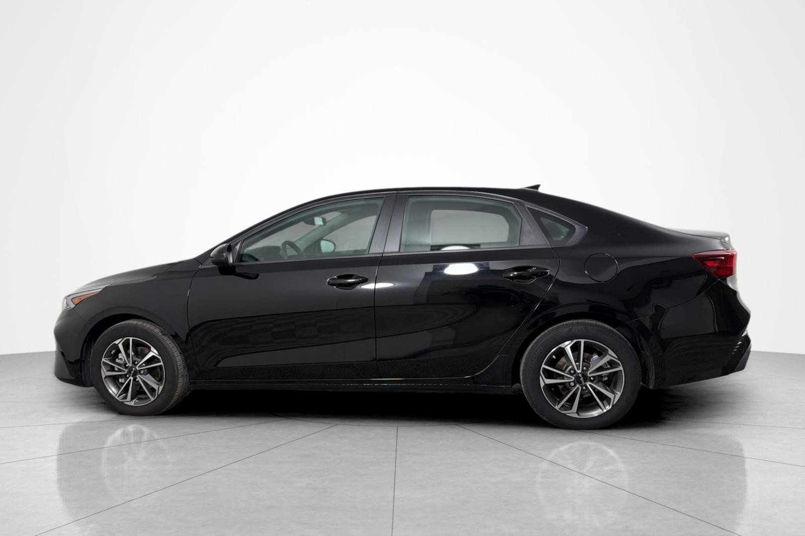 Used 2023 Kia Forte LXS image 2