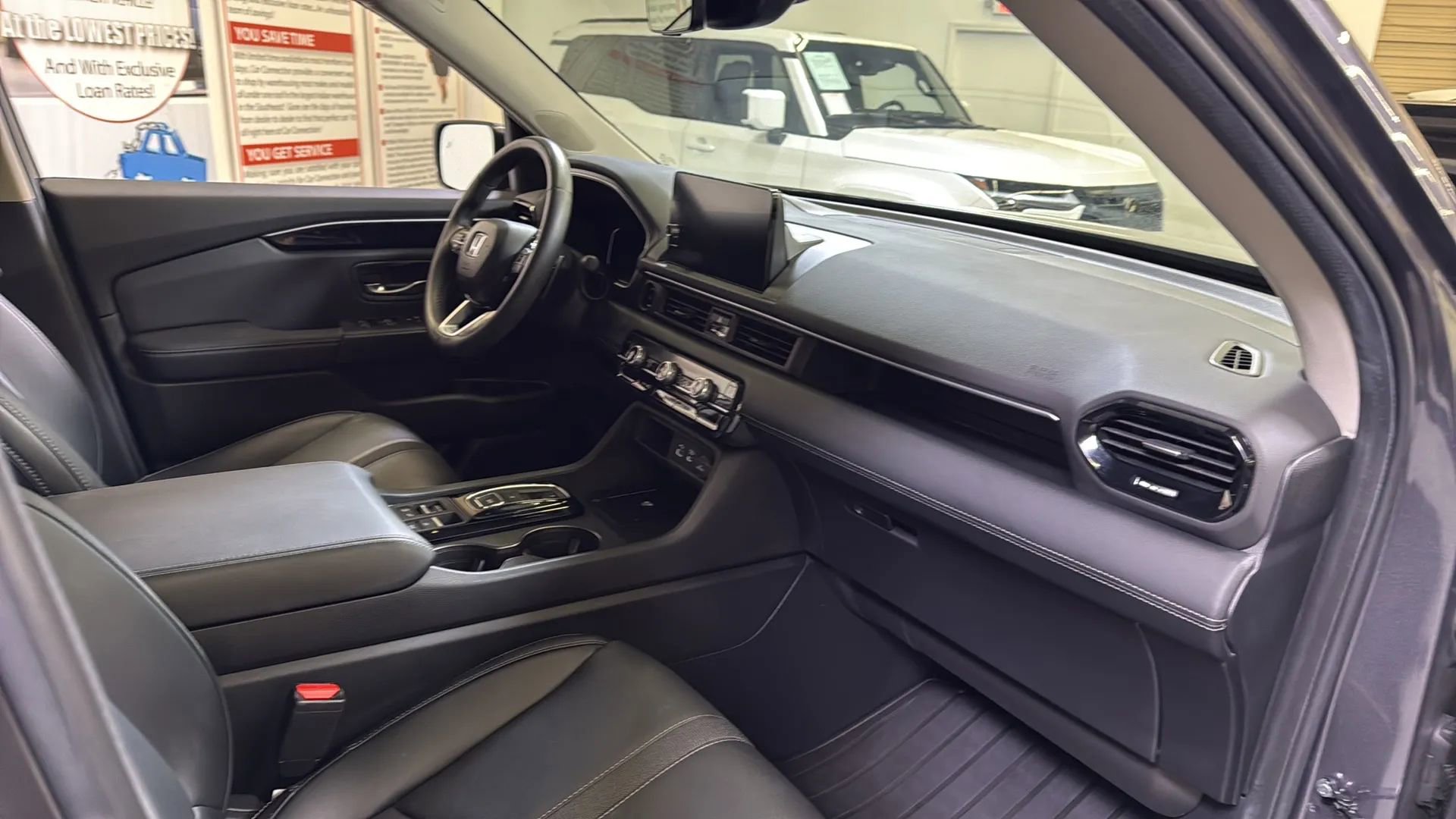 Used 2025 Honda Pilot EX image 14