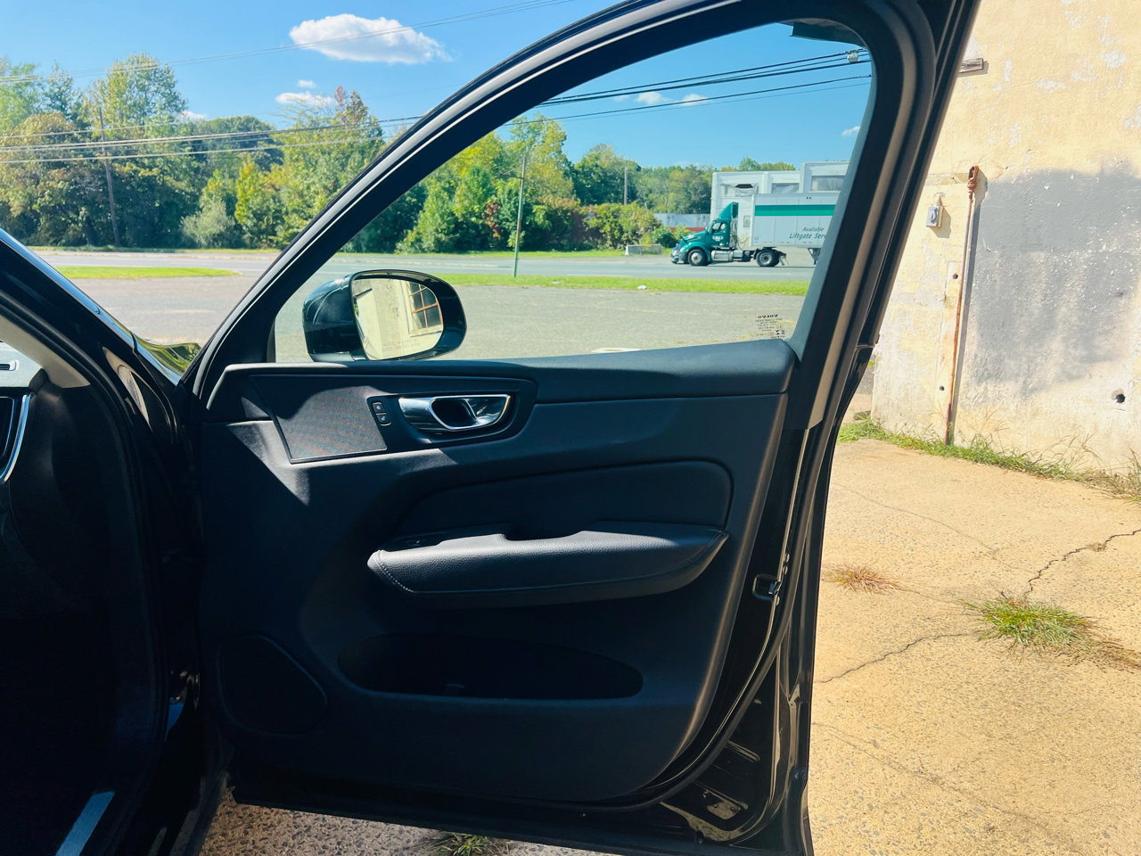 Used 2020 Volvo XC60 T5 Momentum image 26