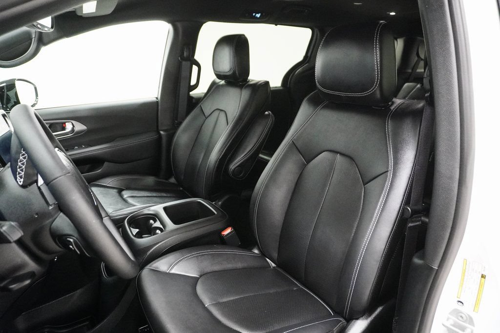 New 2026 Chrysler Pacifica Select FWD image 10