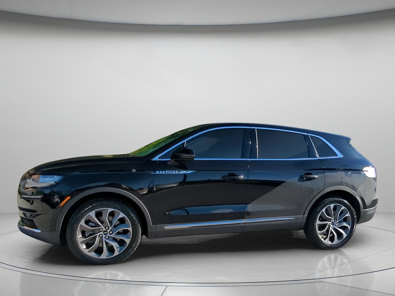 Used 2023 Lincoln Nautilus Reserve w/ Equipment Group 201A image 12