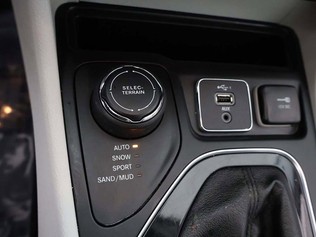 Used 2019 Jeep Cherokee Overland w/ Technology Group image 56