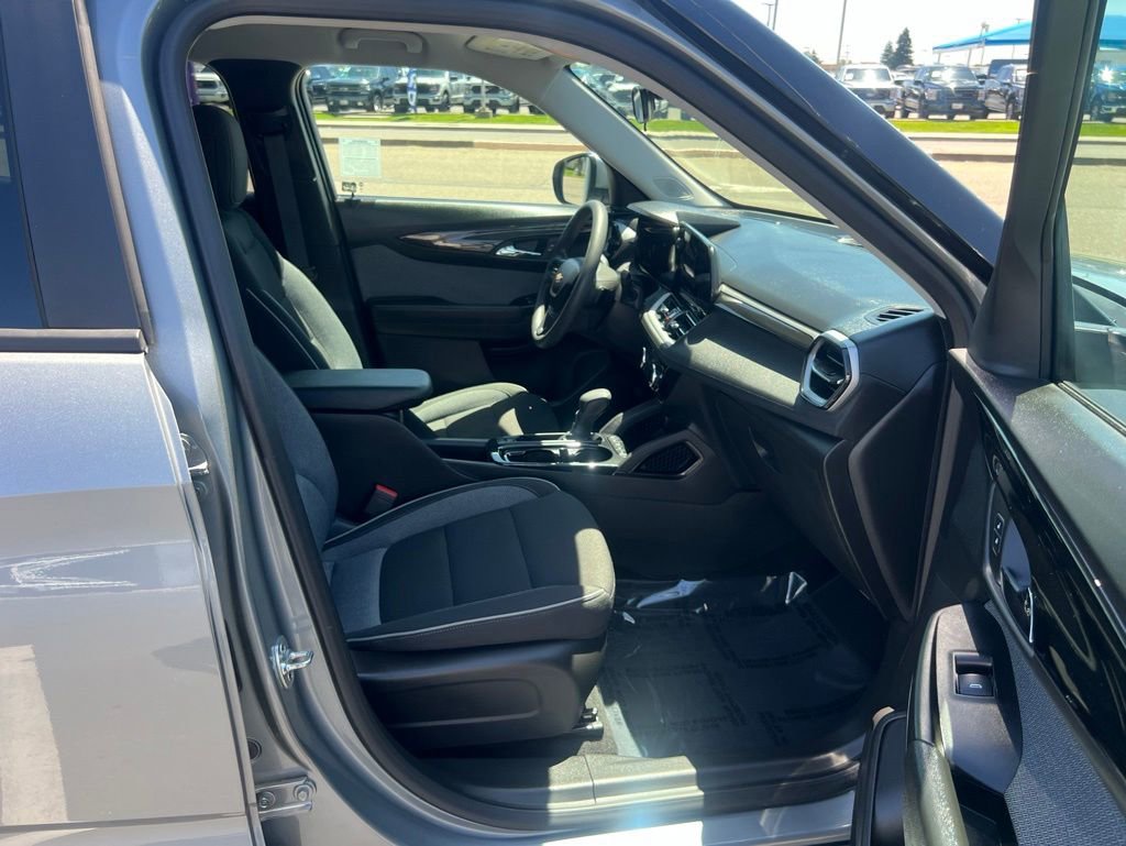 Used 2025 Chevrolet TrailBlazer LT AWD/4WD image 28