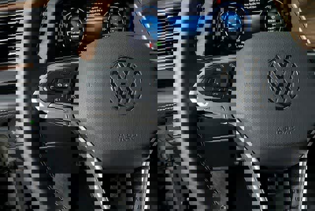 Certified 2025 Volkswagen Atlas SE image 14