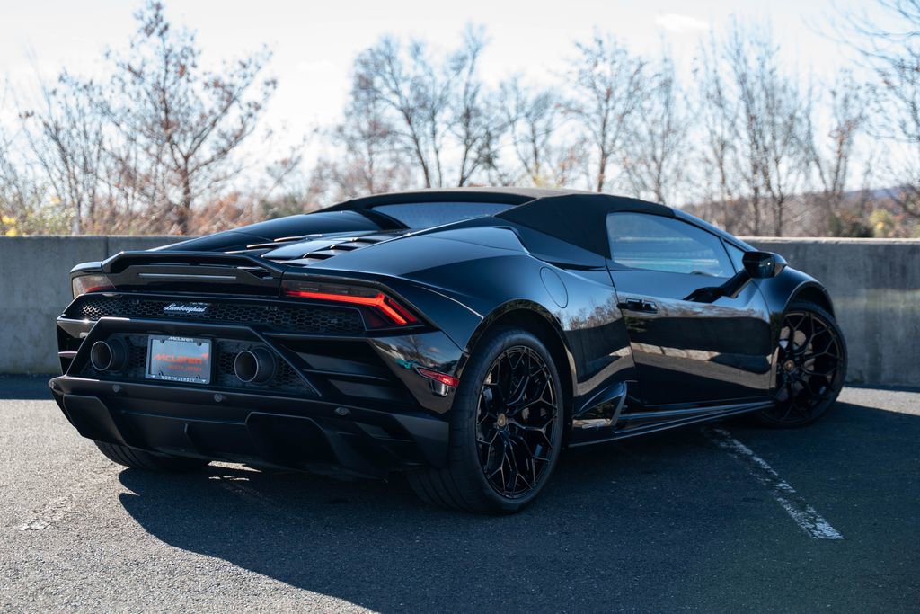 Used 2021 Lamborghini Huracan EVO RWD image 18