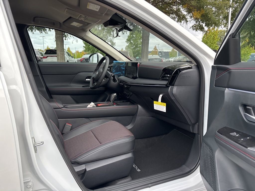 New 2025 Nissan Kicks SR FWD image 17