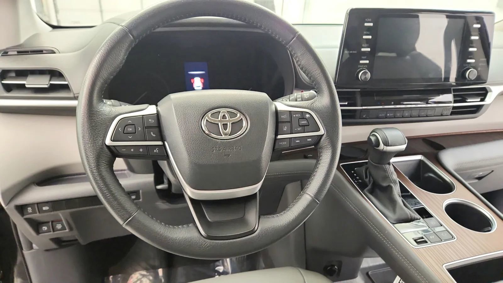 Used 2024 Toyota Sienna XLE image 25