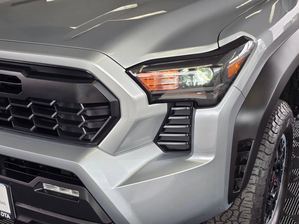 Certified 2024 Toyota Tacoma TRD Off-Road AWD/4WD image 10