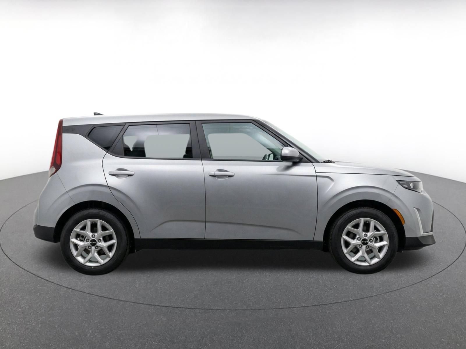 Used 2025 Kia Soul LX w/ LX Technology Package FWD image 13