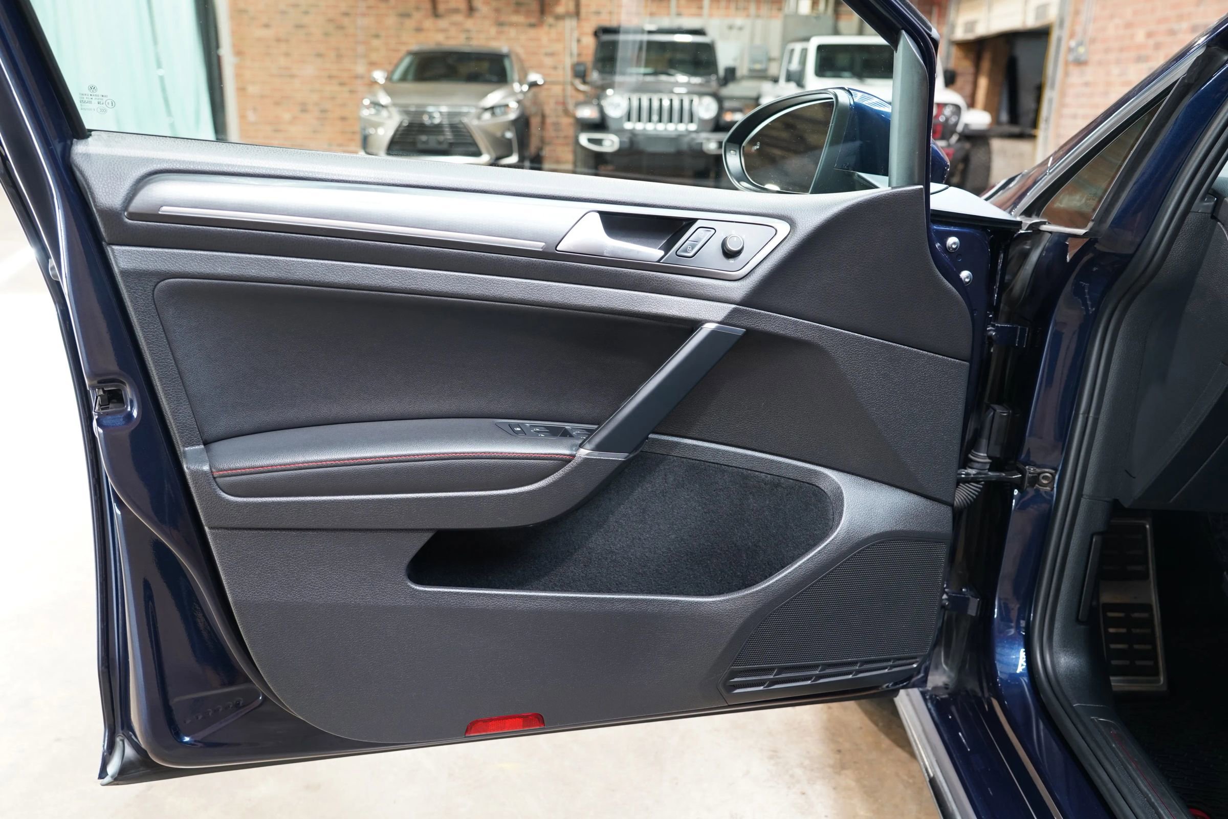 Used 2018 Volkswagen GTI SE w/ SE Leather Package image 33