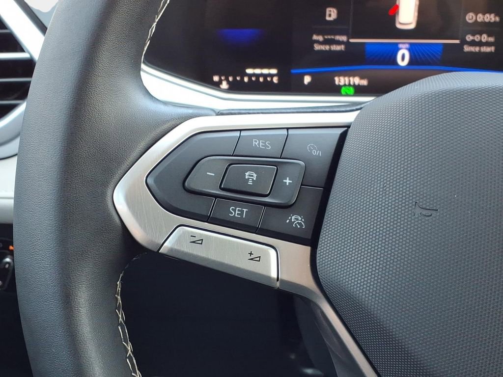 Certified 2025 Volkswagen Taos SE image 11
