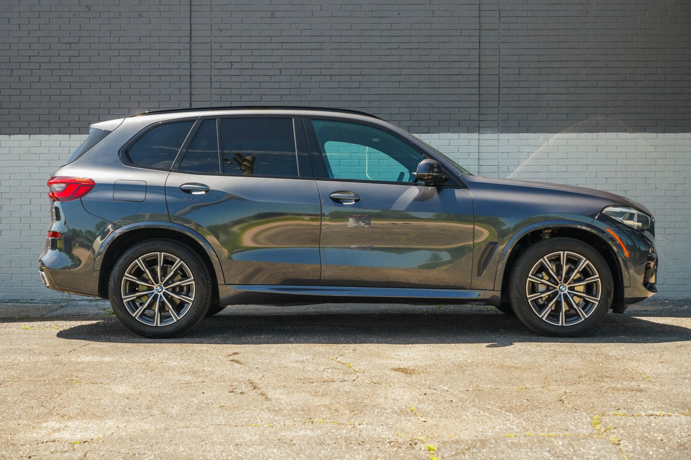 Used 2019 BMW X5 xDrive40i w/ M Sport Package AWD/4WD image 4