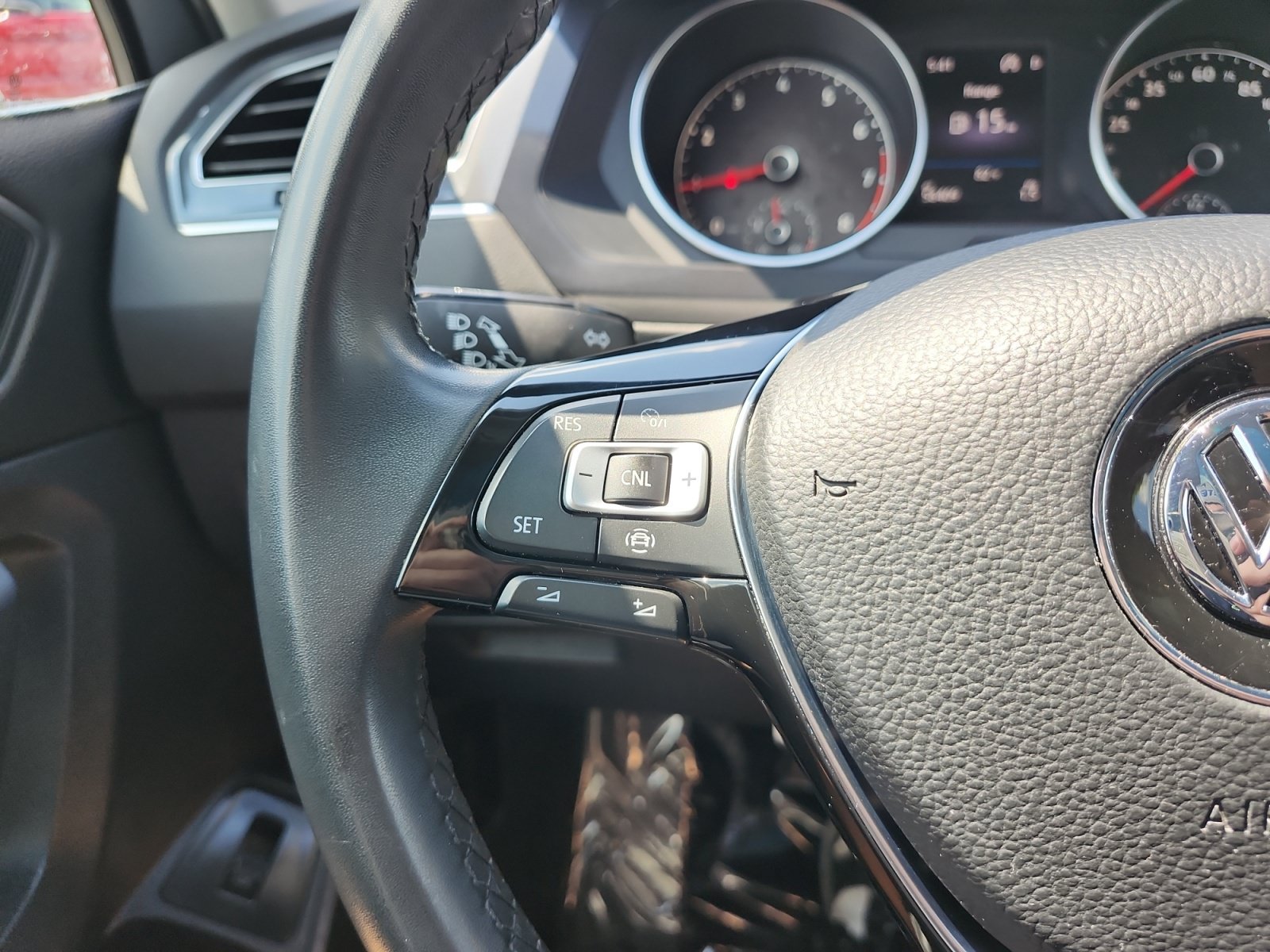 Used 2020 Volkswagen Tiguan SEL AWD/4WD image 23