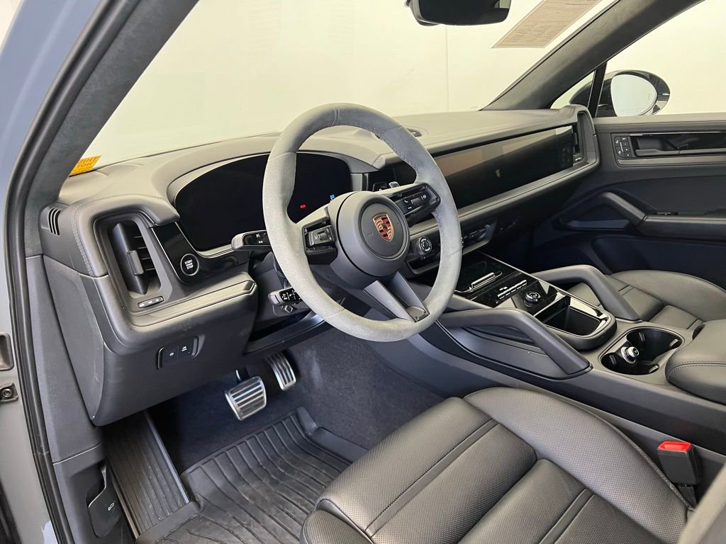 Certified 2025 Porsche Cayenne GTS AWD/4WD image 4
