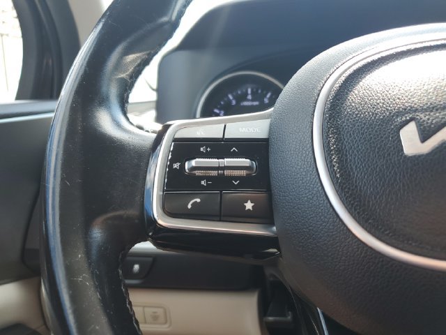 Used 2022 Kia Carnival LX FWD image 23