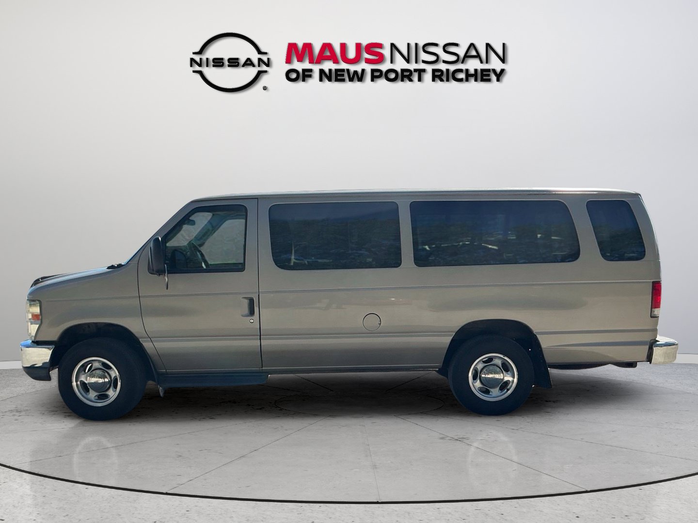 Used 2014 Ford E-350 and Econoline 350 XLT RWD image 5