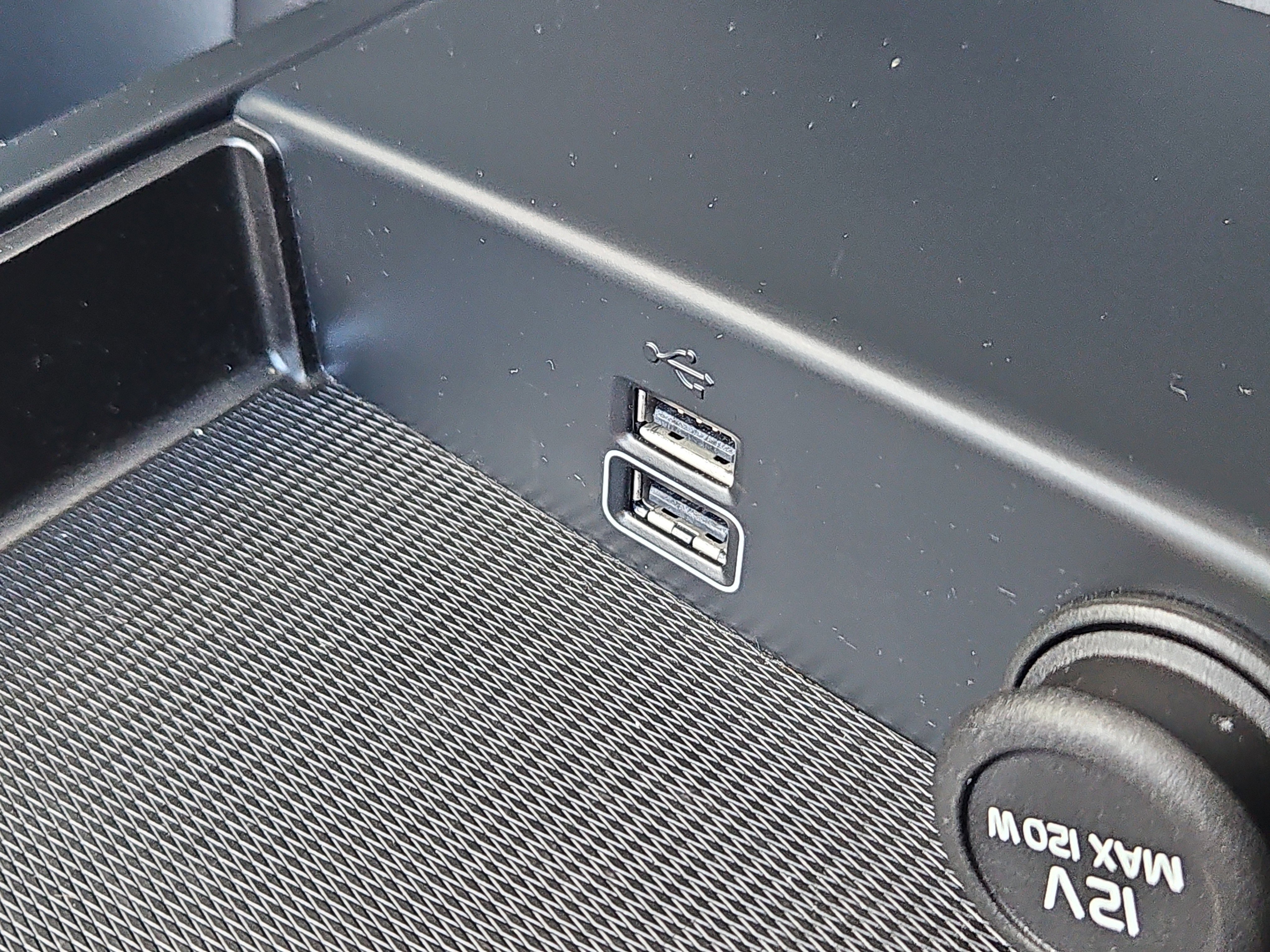 Used 2022 Volvo S60 T8 Inscription image 11