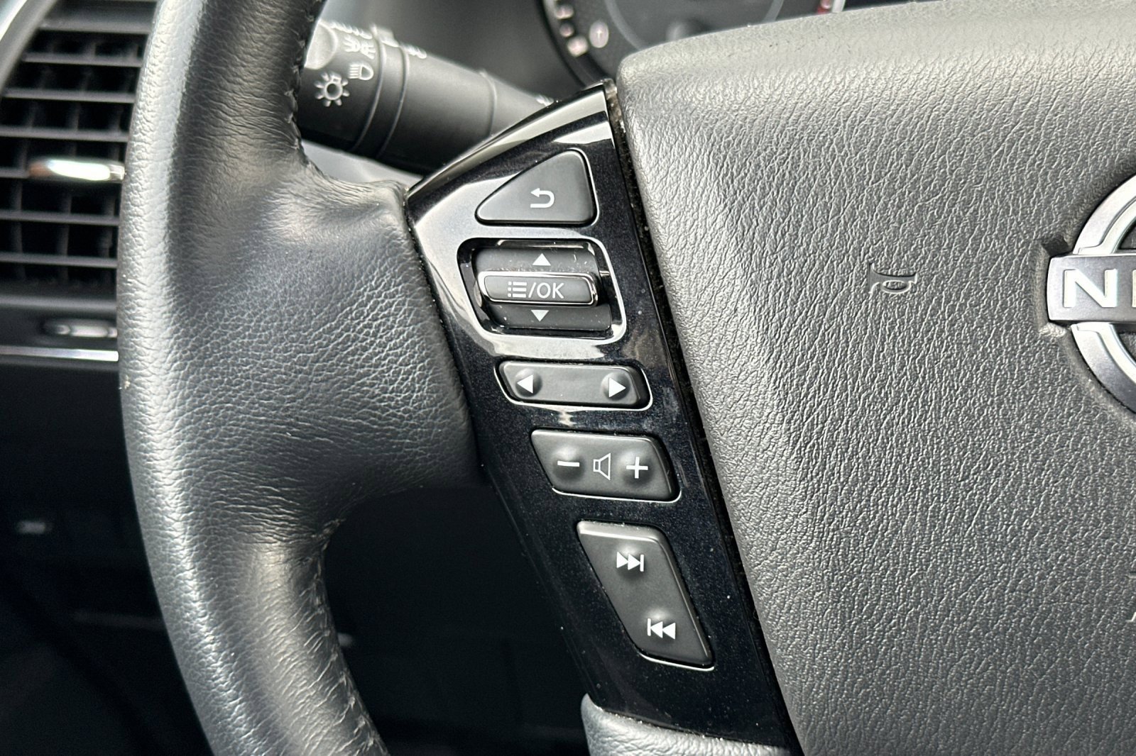 Used 2022 Nissan Armada SL w/ Captain's Chairs Package image 29