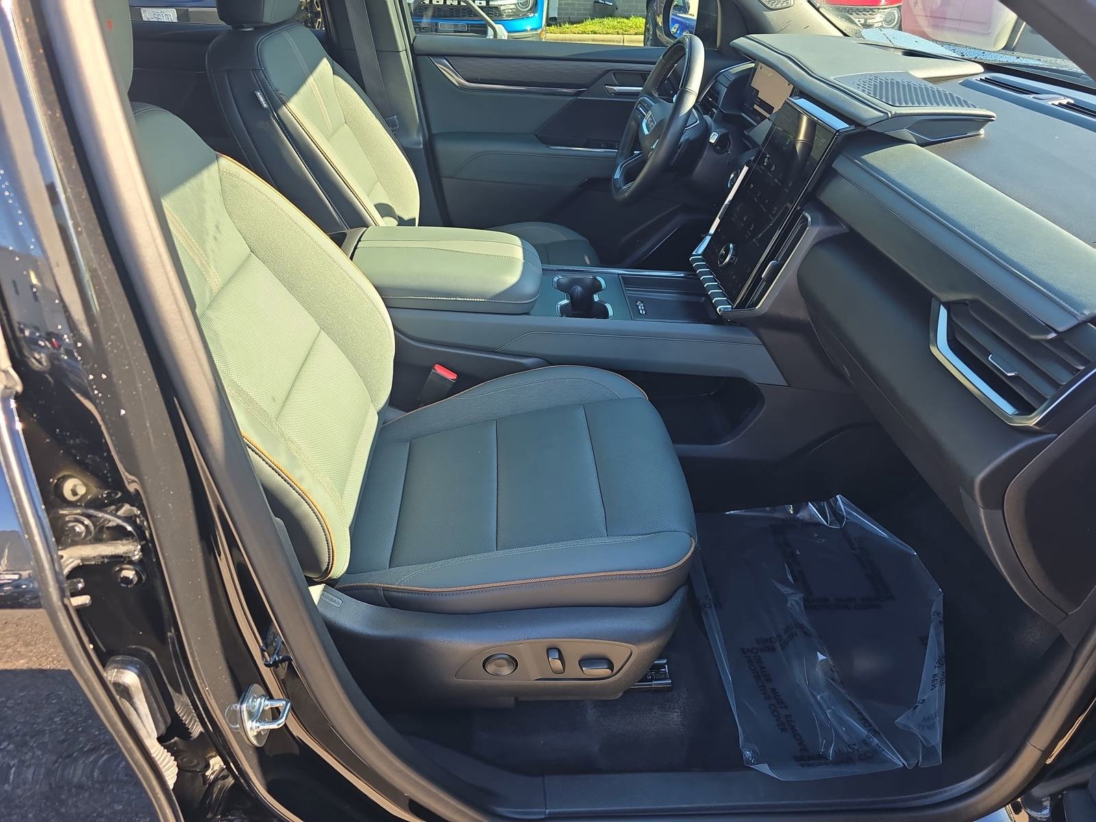 Used 2024 GMC Acadia AT4 w/ Super Cruise Package AWD/4WD image 10