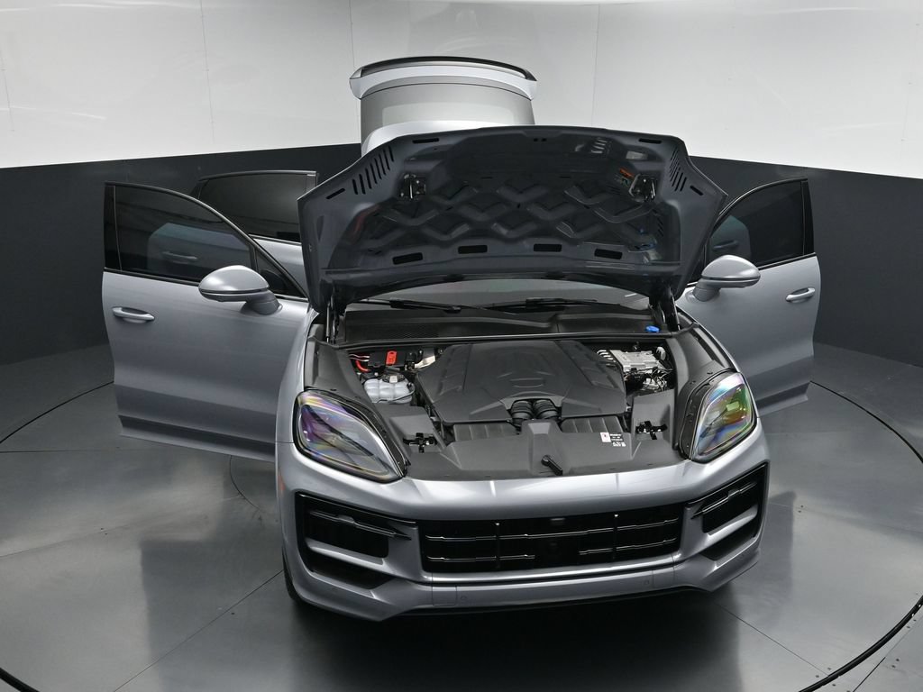 Certified 2025 Porsche Cayenne GTS AWD/4WD image 32