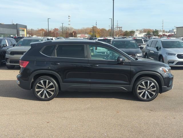 Used 2024 Volkswagen Taos SE image 2