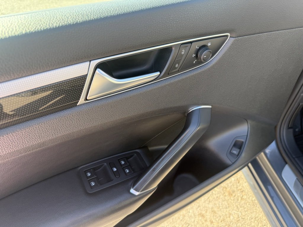 Used 2018 Volkswagen Passat 3.6 image 13