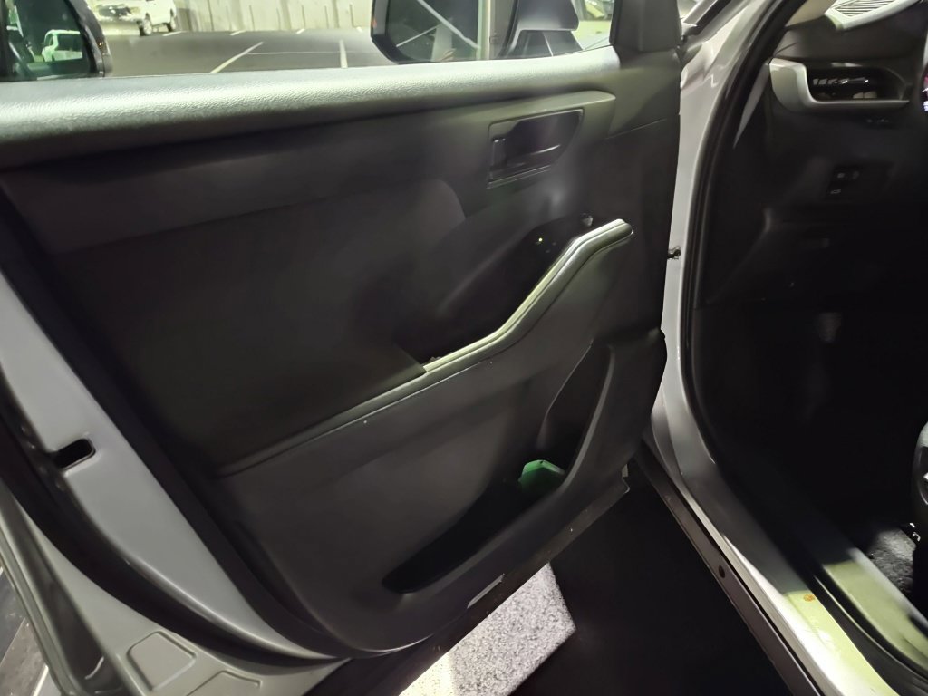 Used 2024 Toyota Highlander LE FWD image 5