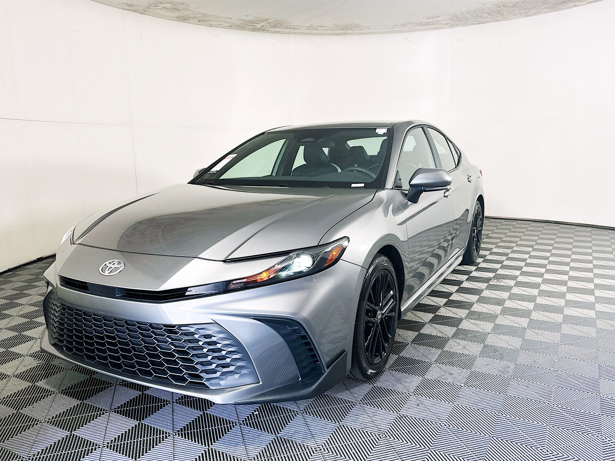 Used 2025 Toyota Camry SE FWD image 7