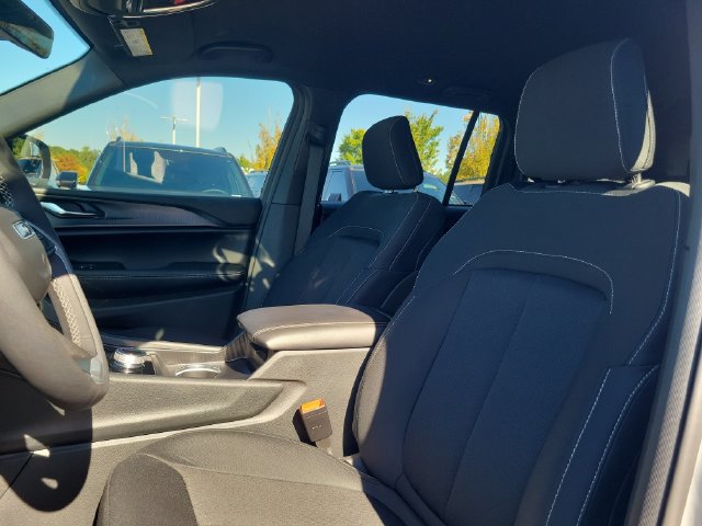 Used 2025 Jeep Grand Cherokee Laredo RWD image 14