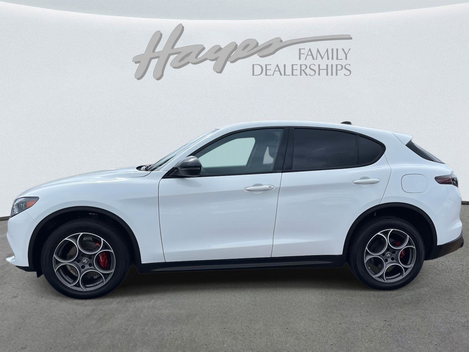Used 2024 Alfa Romeo Stelvio Sprint image 41