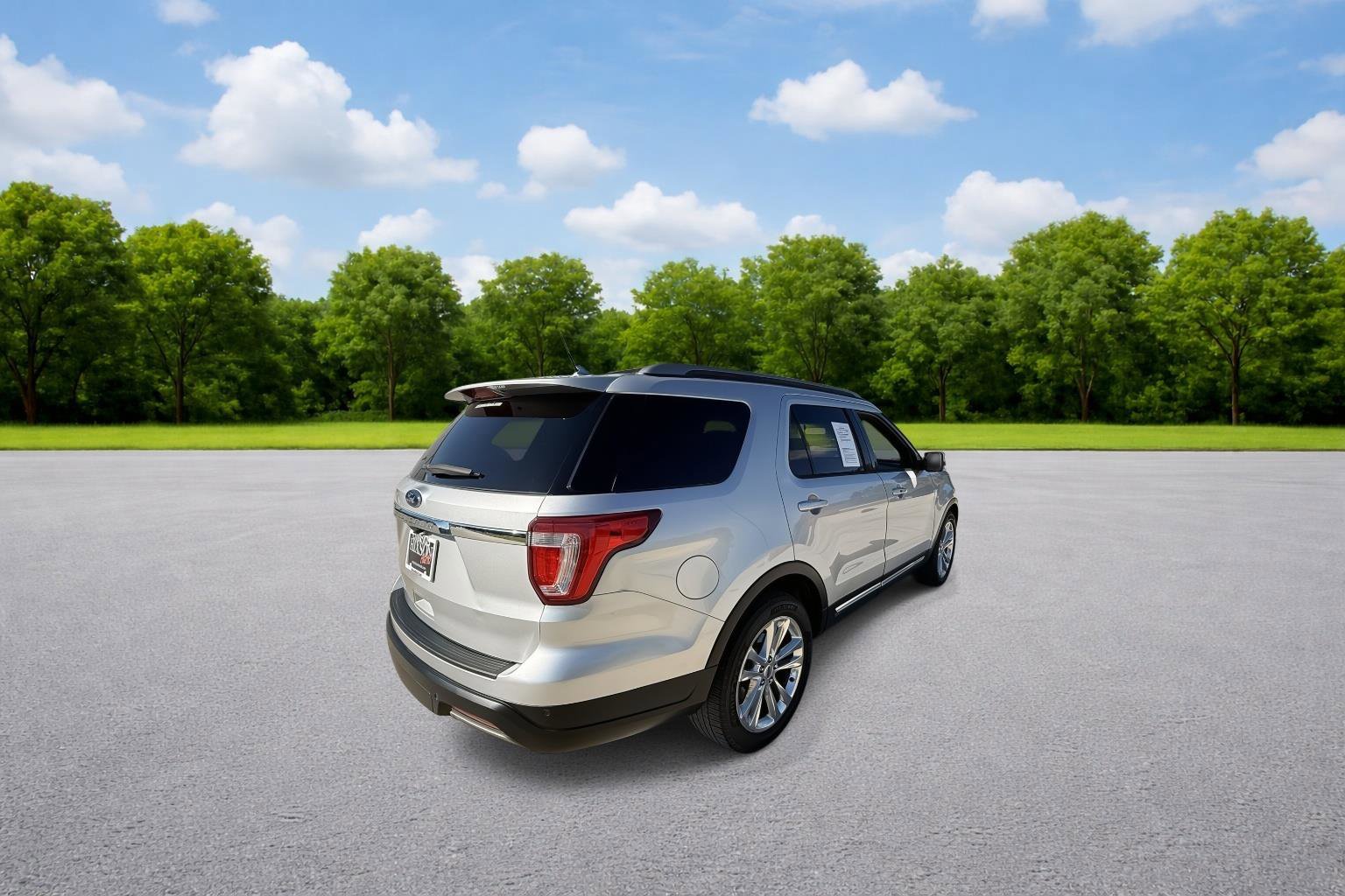 Used 2019 Ford Explorer XLT w/ Equipment Group 202A image 5