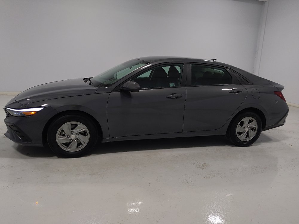 Used 2025 Hyundai Elantra SE FWD image 2