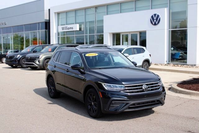 Used 2024 Volkswagen Tiguan SE w/ Panoramic Sunroof Package AWD/4WD image 1