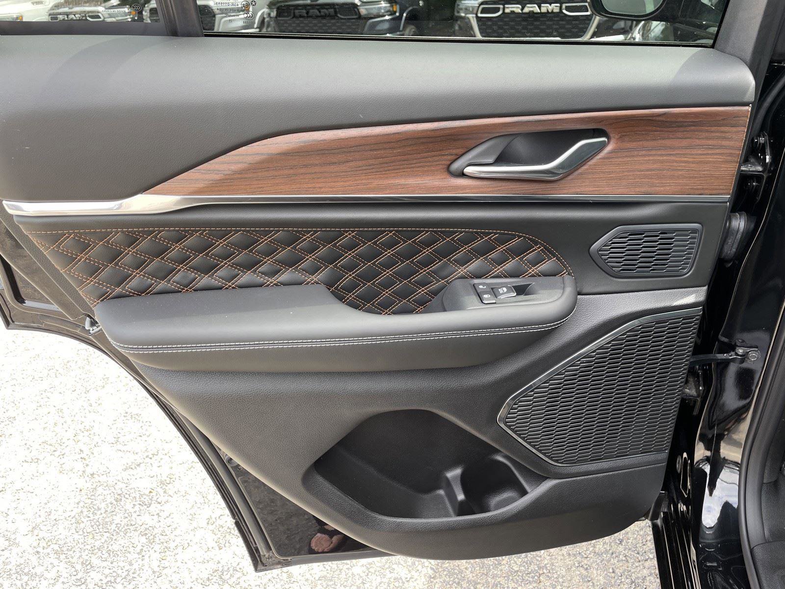 Used 2025 Jeep Grand Cherokee Summit w/ Adv Protech Group IV AWD/4WD image 43