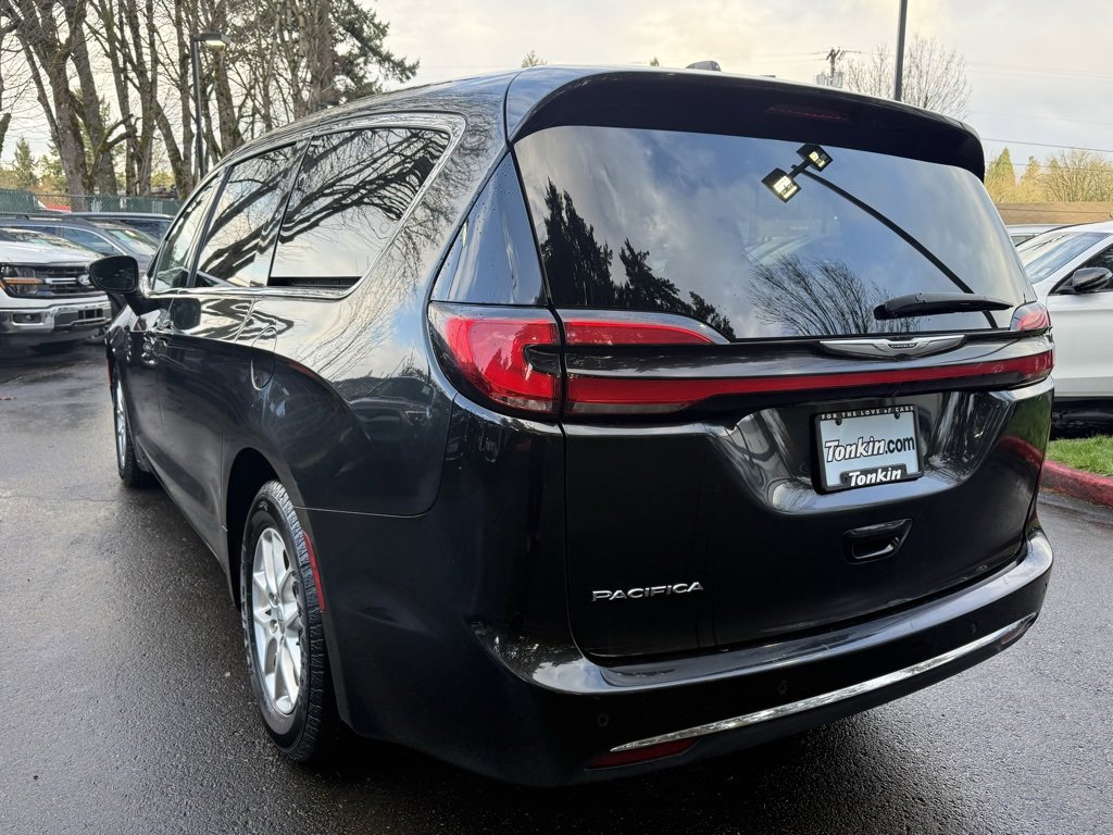Used 2023 Chrysler Pacifica Touring-L image 10