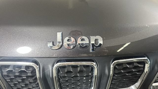 Used 2024 Jeep Compass Latitude w/ Sun and Sound Group AWD/4WD image 9
