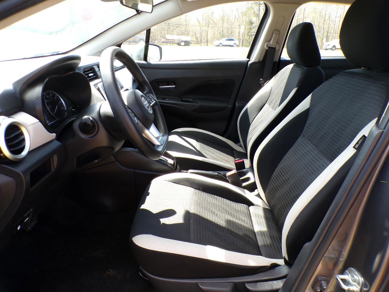 Used 2022 Nissan Versa SV w/ Trunk Package image 28