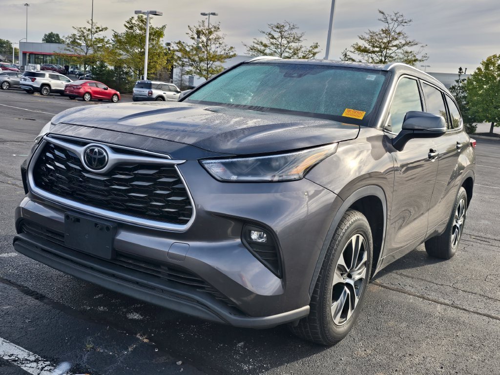 Used 2021 Toyota Highlander XLE FWD image 3