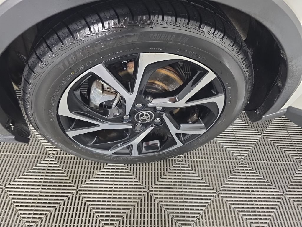 Used 2020 Toyota C-HR XLE FWD image 10