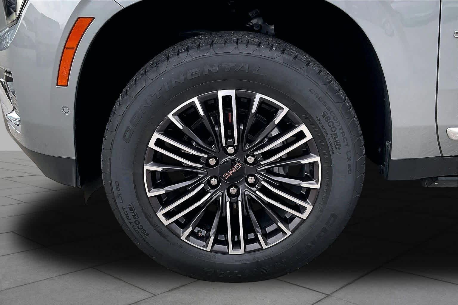 Used 2025 GMC Yukon Elevation w/ LPO, Elevation Black Package RWD image 11