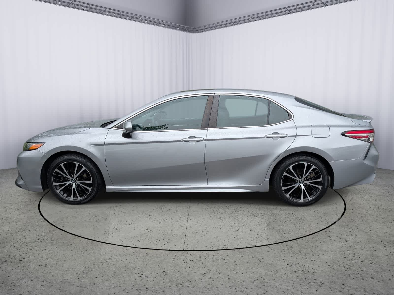 Used 2019 Toyota Camry SE w/ Carpet Mat Package FWD image 5