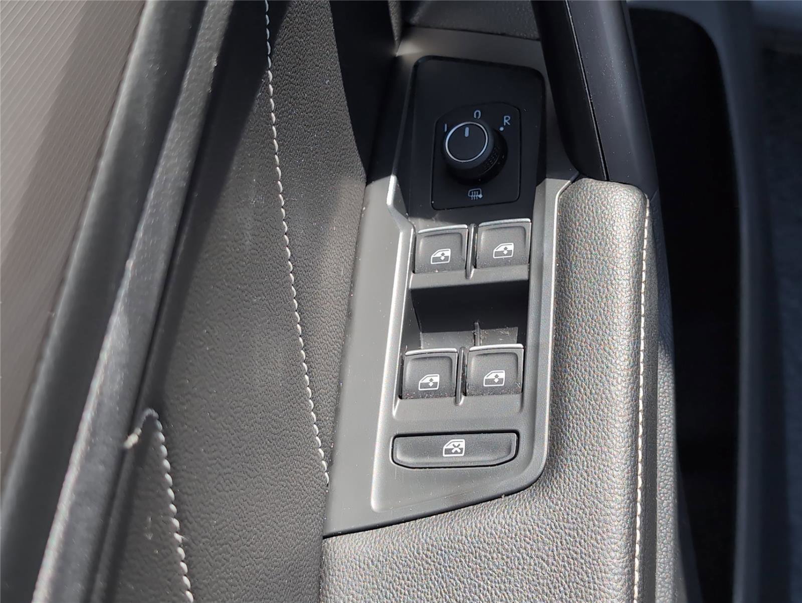 Used 2023 Volkswagen Tiguan SE R-Line image 16