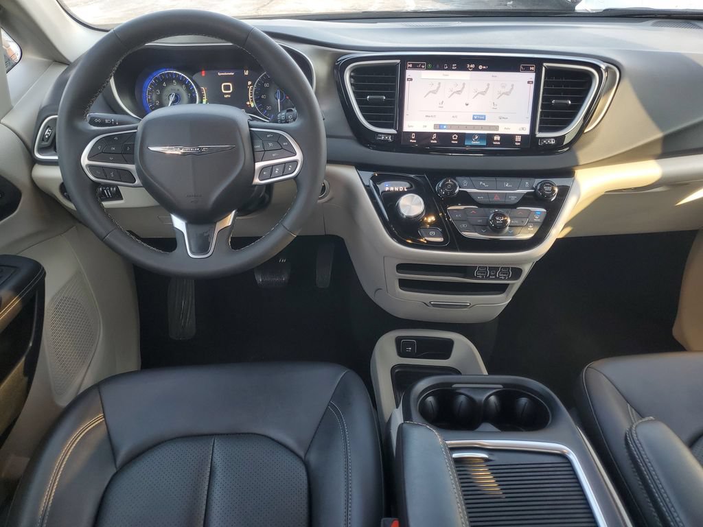 Used 2024 Chrysler Pacifica Touring-L FWD image 32