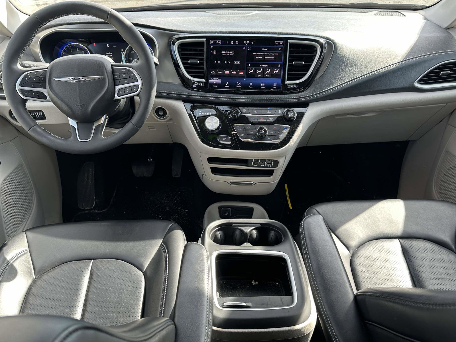 Used 2023 Chrysler Pacifica Touring-L image 14