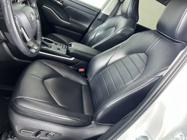 Used 2022 Toyota Highlander XLE AWD/4WD image 20