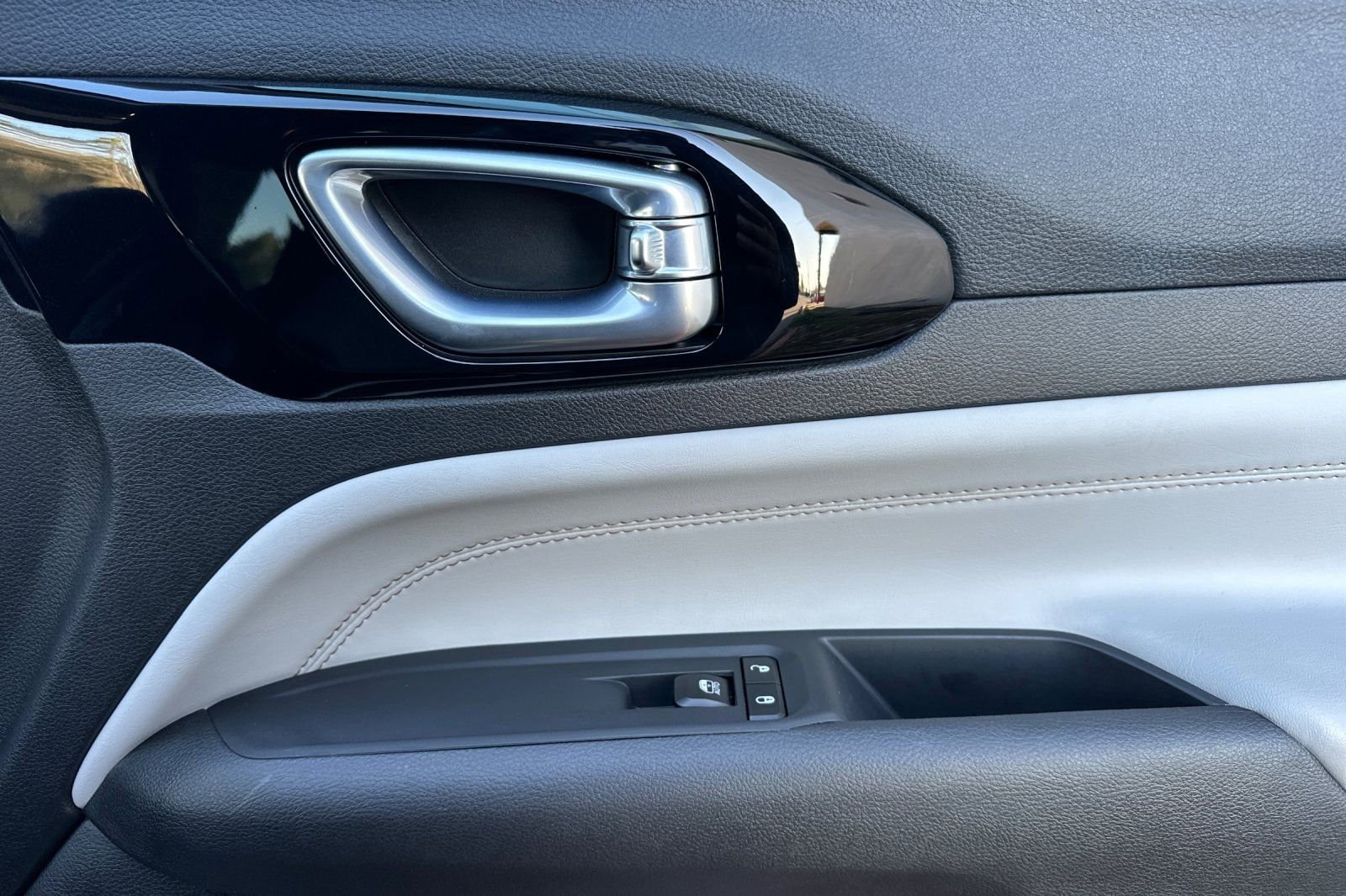 Used 2025 Jeep Compass Limited image 20