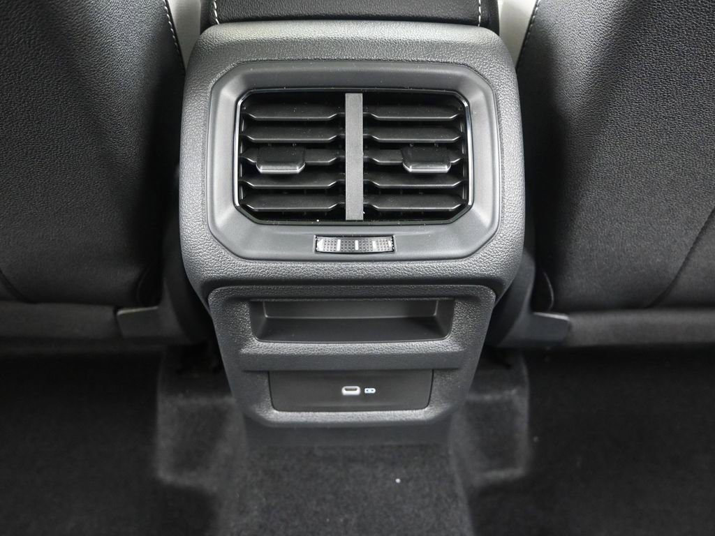 Used 2025 Volkswagen Taos SE w/ Panoramic Sunroof Package image 17