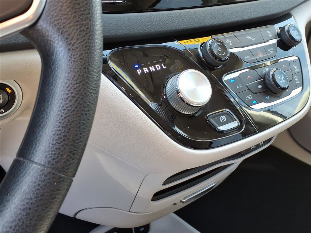 Used 2020 Chrysler Pacifica Touring image 29