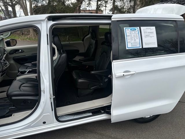 Used 2024 Chrysler Pacifica Touring-L image 22