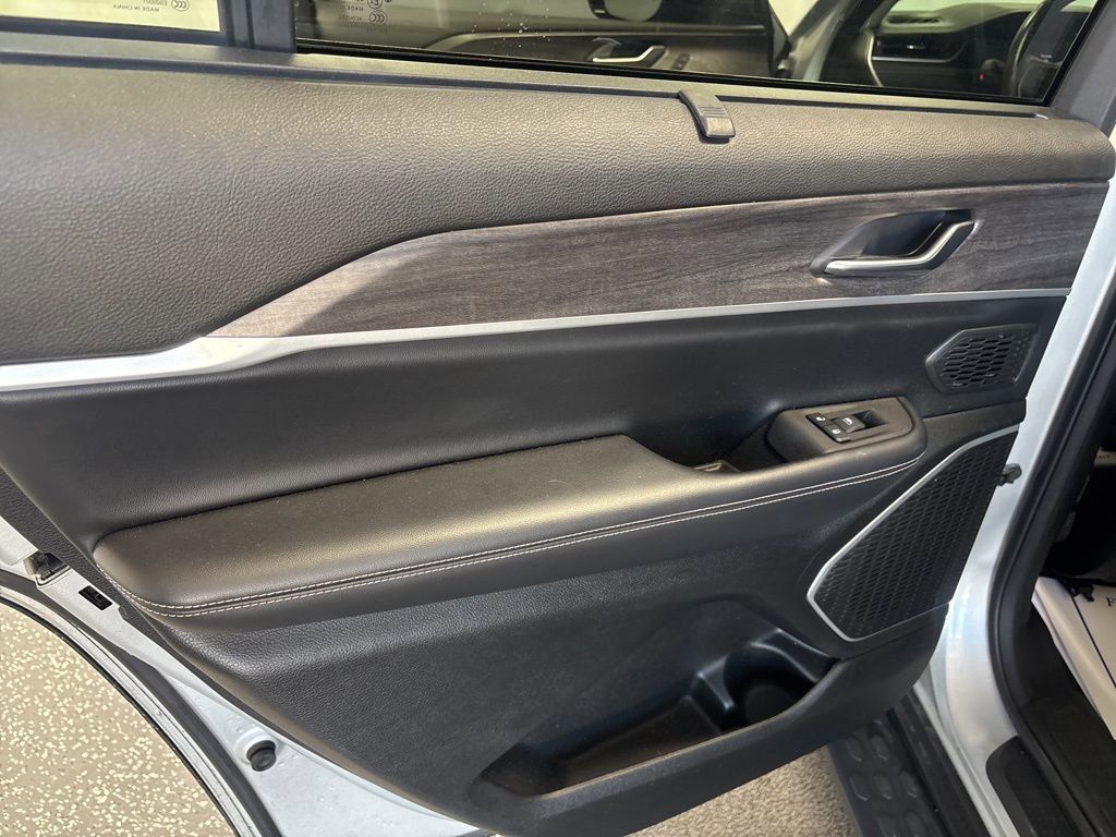 Used 2021 Jeep Grand Cherokee L Limited w/ Luxury Tech Group II image 16